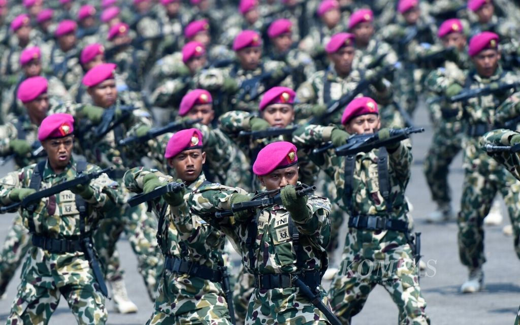 Prajurit Marinir melakukan demo kolone senapan saat peringatan HUT Ke-74 Korps Marinir di Lapangan Kesatrian Marinir Sutedi Senaputra, Bhumi Marinir Karangpilang, Surabaya, Jawa Timur, Jumat (15/11/2019). 