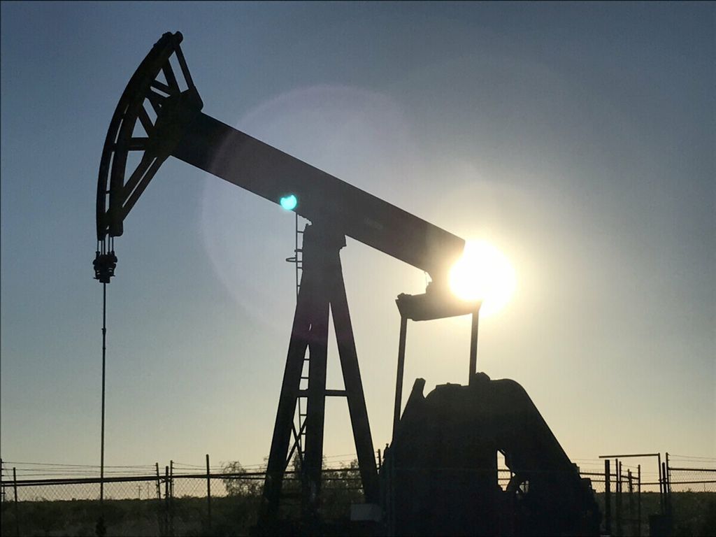 Pompa minyak di  Midland, Texas,  Amerika Serikat pada Mei 2017. AS berusaha membujuk Arab Saudi dan mitranya menambah produksi minyak. Bujukan itu gagal. Pada 5 Oktober 2022, Arab Saudi dan mitranya di OPEC+ malah memangkas produksi 2 juta barel per hari. 