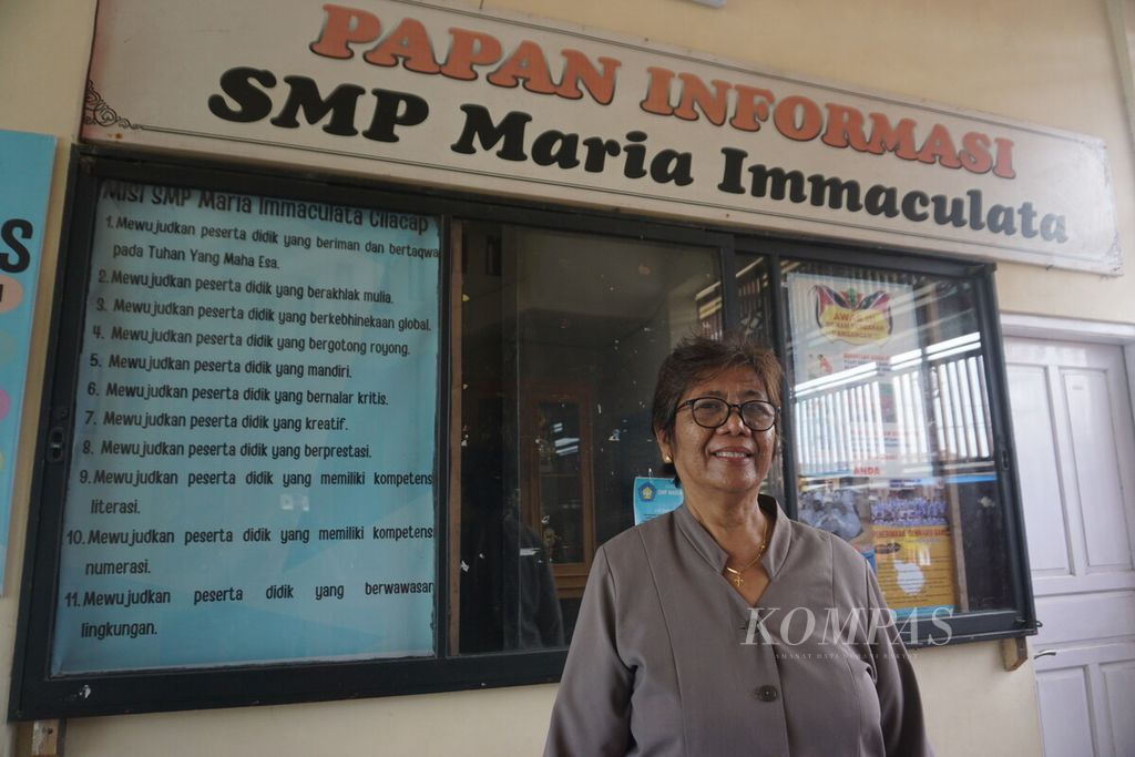 Maria Magdalena Tukilah di SMP Maria Immaculata, Cilacap, Jawa Tengah, Selasa (27/2/2024).