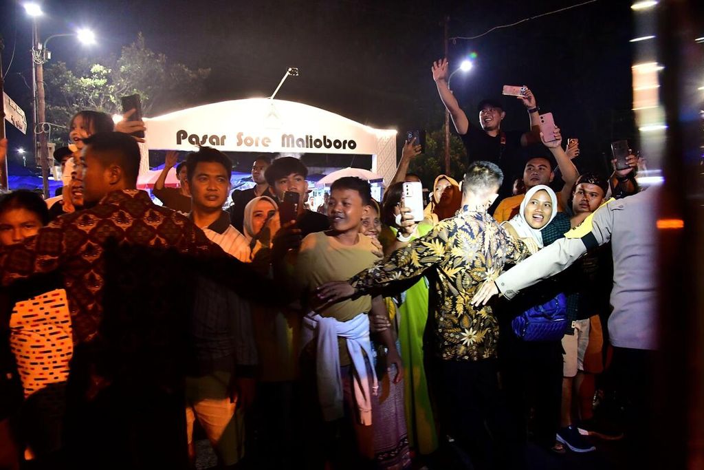Residents immortalized the presence of President Joko Widodo riding a carriage with his grandchildren in Yogyakarta, Friday (24/5/2024).