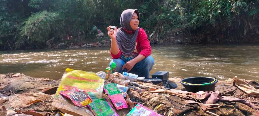 Tim Ekspedisi Sungai Nusantara mengambil sampel air Sungai Ciliwung dan sampah plastik untuk mengkaji kesehatan sungai, kandungan mikroplastik, dan polutan dalam air, Minggu (15/5/2022).