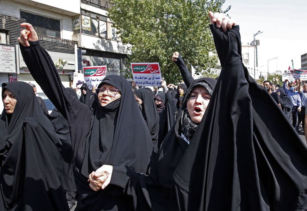 Perempuan Iran pro-hijab berunjuk rasa di Teheran, Iran, Jumat (23/9/2022), sebagai tandingan atas unjuk rasa  sebelumnya terkait kematian Mahsa Amini, perempuan yang ditangkap polisi moral di negara karena dinilai tidak memakai pakaian sesuai aturan. 