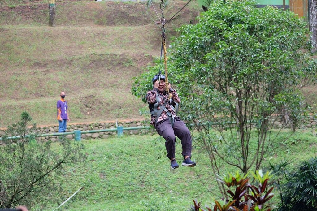 <i>Flying fox</i> ditawarkan sebagai salah satu wahana baru di Taman Kyai Langgeng, Kota Magelang, Jawa Tengah, pada musim libur Lebaran tahun ini. Dalam foto, tampak Wali Kota Magelang M Nur Aziz mencoba wahana tersebut, Kamis (28/4/2022).