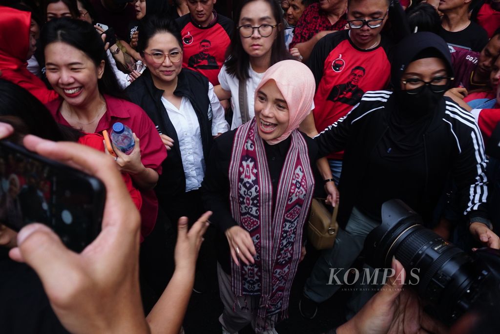 Siti Atikoh Suprianti, istri calon presiden nomor urut 3, Ganjar Pranowo, menyapa pendukungnya di kawasan kuliner Jalan Roda, Manado, Sulawesi Utara, pada Selasa (16/1/2024).