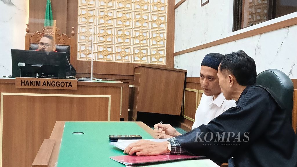 Rizki Noviandi Achmad (31) berdiskusi bersama kuasa hukumnya setelah pembacaan tuntutan hukum di Pengadilan Negeri Kota Depok, Jawa Barat, Rabu (14/6/2023). Dalam sidang itu, Rizki dituntut pidana hukuman mati.