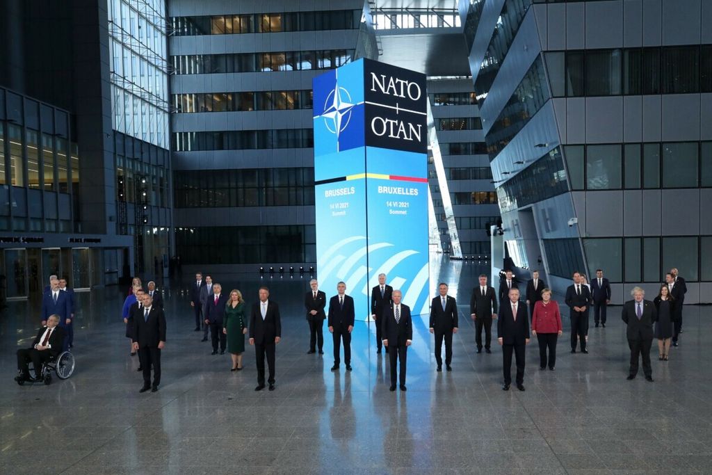 Kepala negara dan pemerintahan NATO berpose pada sesi foto keluarga pada pertemuan puncak NATO di Kantor Pusat NATO di Brussels, Belgia, 14 Juni 2021. 