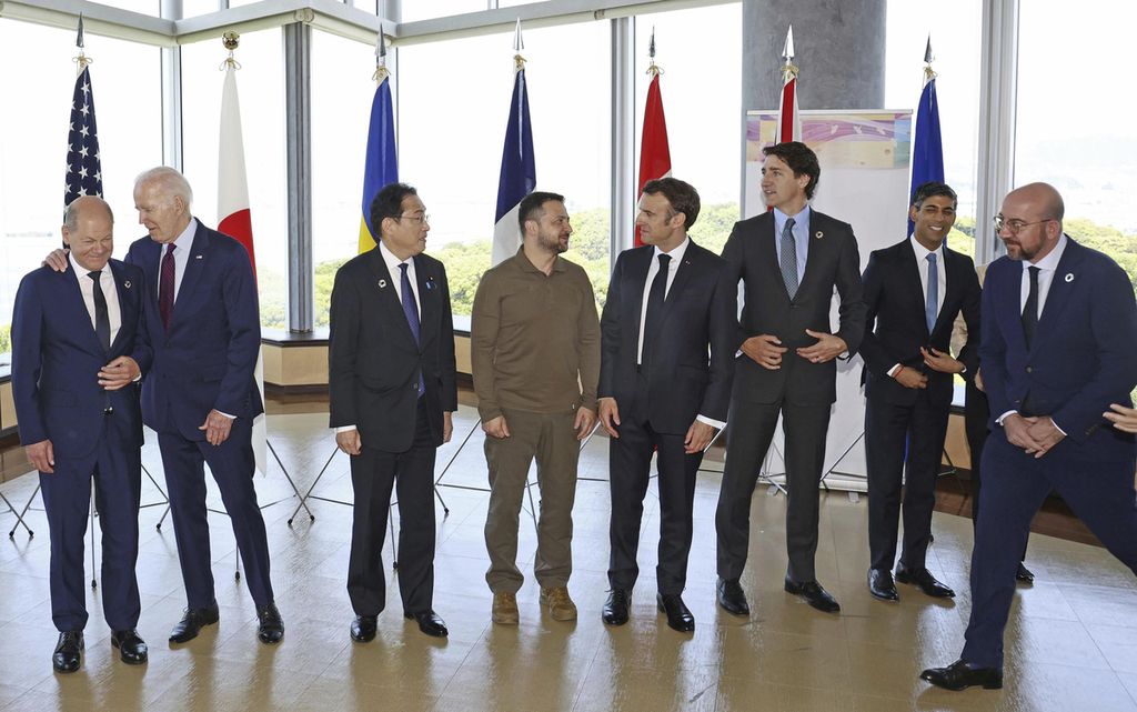 Presiden Ukraina  Volodymyr Zelenskyy (empat dari kiri) bertemu pada pemimpin G7 di Hiroshima, Jepang, Minggu (21/5/2023). Pertemuan itu bagian dari lawatan panjang Zelenskyy selama beberapa pekan terakhir ke sejumlah negara.