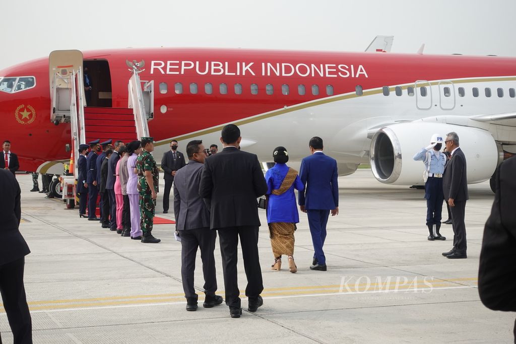 Presiden Joko Widodo dan Nyonya Iriana Joko Widodo sesaat sebelum bertolak ke Jepang di Bandara Halim Perdanakusuma, Jakarta, Jumat (19/5/2023).