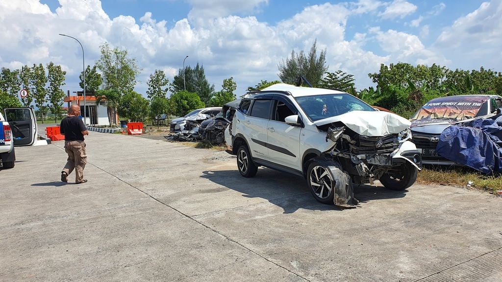 Potret kendaraan yang terlibat tabrakan beruntun di Tol Cikopo-Palimanan Kilometer 168 di wilayah Kabupaten Majalengka, Jawa Barat, Jumat (28/6/2024). Akibat kecelakaan ini, seorang pengendara meninggal  dan dua orang lainnya terluka.