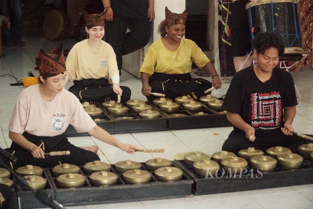 Peserta program Beasiswa Seni dan Budaya Indonesia (BSBI) Kementerian Luar Negeri sedang berlatih memainkan talempong di Sanggar Tari dan Musik Syofiyani di Kelurahan Air Tawar Barat, Kecamatan Padang Utara, Kota Padang, Sumatera Barat, Jumat (28/7/2023). 