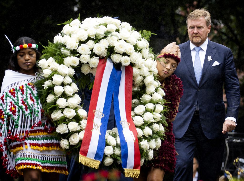 Raja Belanda Willem-Alexander (kanan) meletakkan karangan bunga pada Hari Peringatan Nasional Penghapusan Perbudakan di The Oosterpark, Amsterdam, Sabtu (1/7/2023). Raja Belanda Willem-Alexander secara resmi telah meminta maaf atas keterlibatan negaranya dalam perbudakan. 
