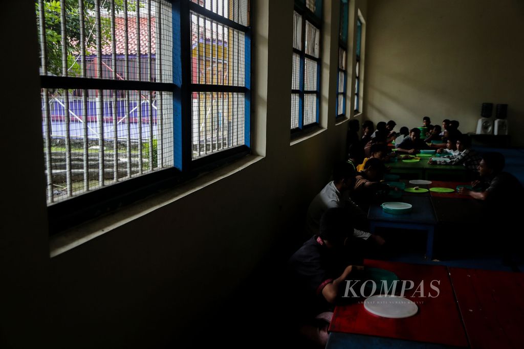 Anak-anak binaan makan bersama di Lembaga Pembinaan Khusus Anak (LPKA) Kelas I Tangerang, Banten, makan bersama pada Rabu (23/8/2023). 