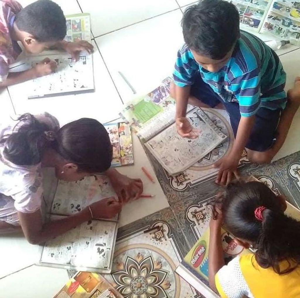 Anak-anak belajar menggambar di taman baca yang diadakan Beatrix Yunarti Manehat di Motamasin, Malaka.