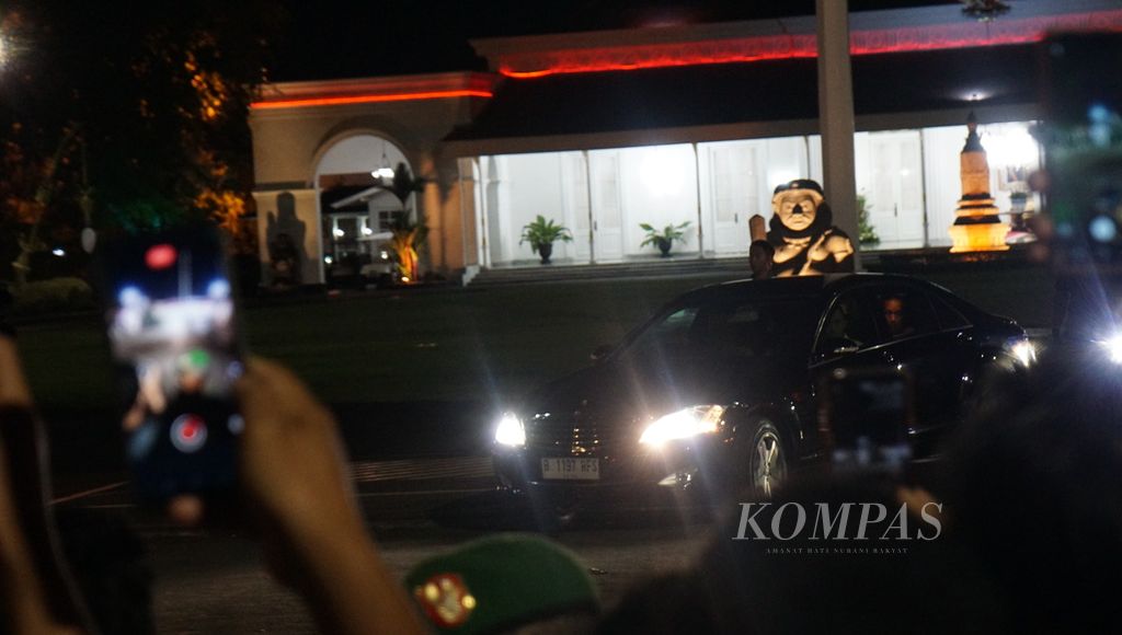 Presiden Joko Widodo menggunakan mobil berwarna hitam ketika keluar dari Istana Kepresidenan Yogyakarta, Kota Yogyakarta, Kamis (29/6/2023) malam.