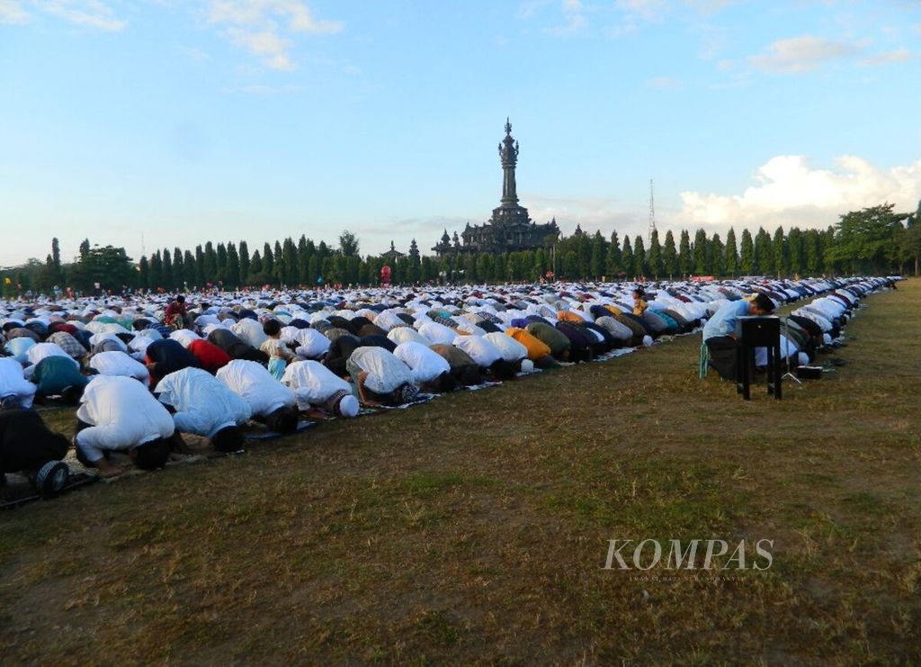 Suasana salat Idul Fitri 1439 H di Lapangan Puputan Margarana Niti Mandala Renon, Denpasar, Bali, Jumat (15/6/2018). Perayaan Idul Fitri menjadi momentum untuk meningkatkan ukhuwah Islamiyah dalam semangat meneguhkan persatuan dan kesatuan bangsa.