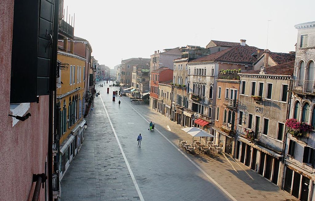 Suasana lengang di pagi hari, Kamis (22/6), di Jalan Garibaldi, Venesia, Italia.