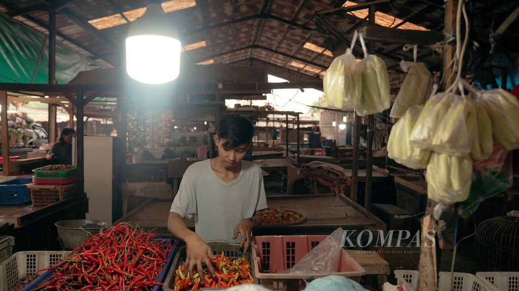 Pedagang menata cabai merah yang akan dijual malam hingga pagi hari di Pasar Cakung, Jakarta Timur, Senin (11/7/2022). 