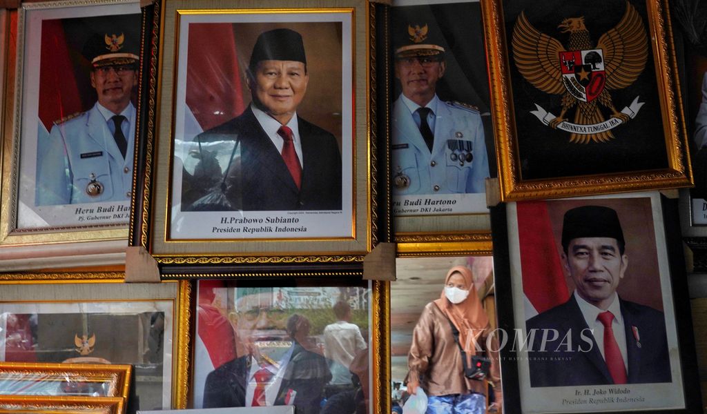 Foto Prabowo Subianto dan Gibran Rakabuming Raka sebagai Presiden dan Wakil Presiden 2024-2029 dijual di salah satu lapak pedagang poster dan lukisan di kawasan Pasar Baru, Jakarta, Minggu (31/3/2024).