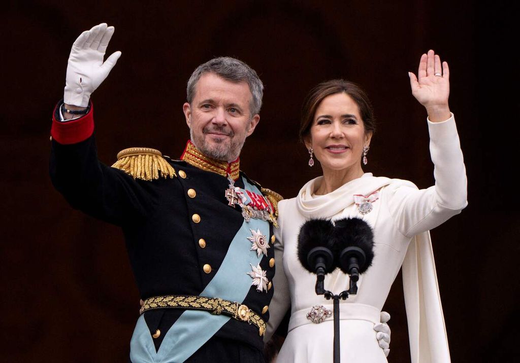 Raja Denmark Frederik dan istrinya, Ratu Mary, selepas diumumkan sebagai monarki baru pada Minggu (14/1/2024), di  Istana Christiansborg,  Kopenhagen, Denmark. 