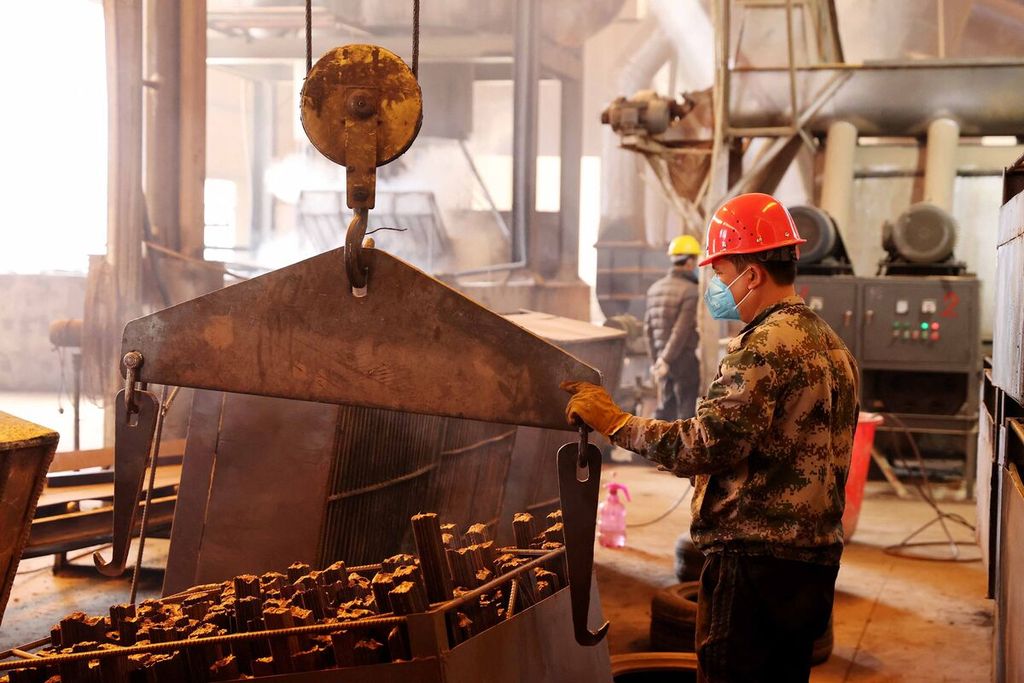 Beberapa karyawan bekerja di sebuah pabrik arang di Rongan, wilayah Guangxi, China selatan, Senin (14/2/2022). 