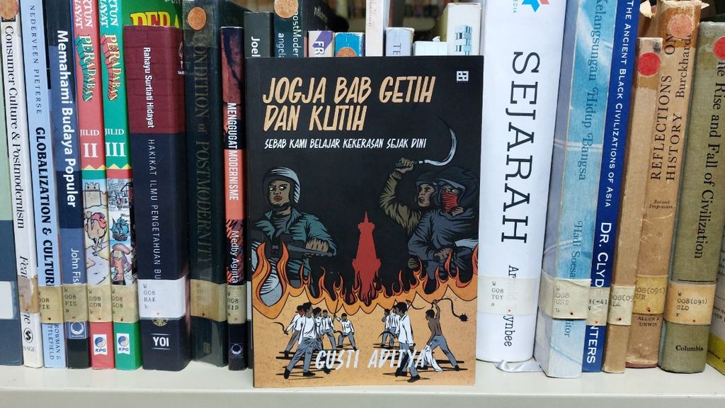 Halaman muka buku berjudul <i>Jogja Bab Getih dan Klitih: Sebab Kami Belajar Kekerasan sejak Dini</i>