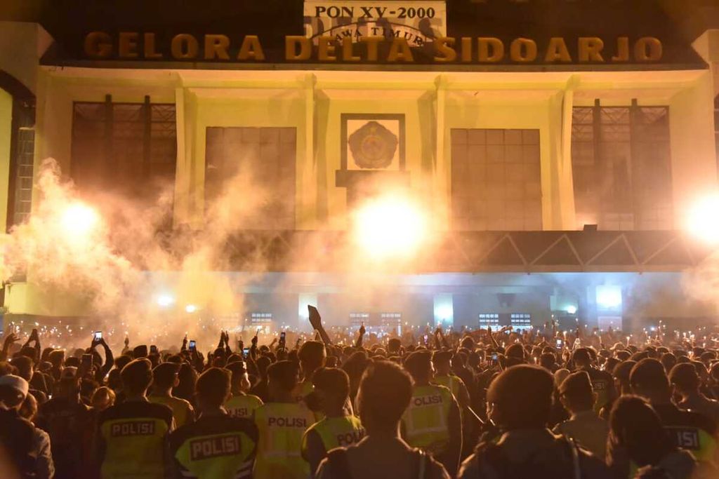 Ribuan warga Sidoarjo, Jawa Timur, terutama pendukung klub sepak bola Deltras atau Deltamania, mendoakan korban tragedi Kanjuruhan, Malang, Selasa (4/10/2022) malam.