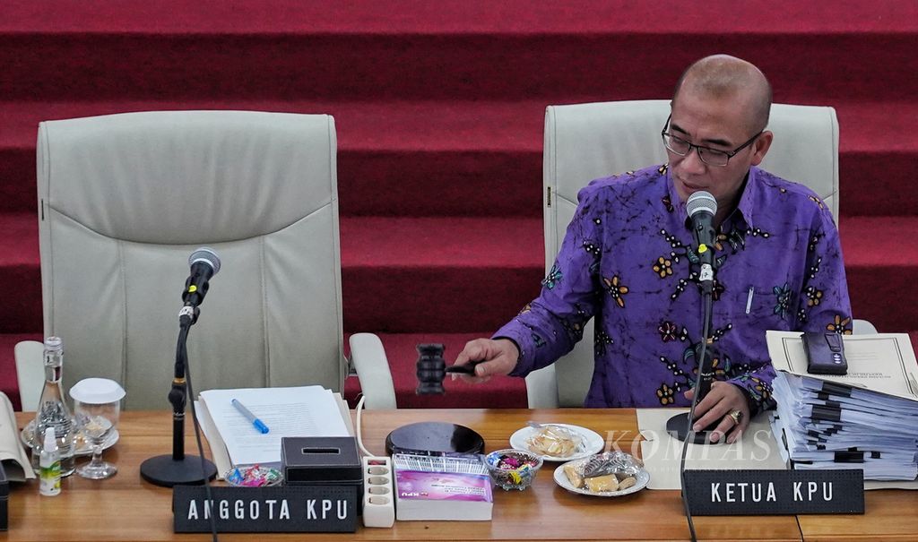 Ketua Komisi Pemilihan Umum Hasyim Asy’ari mengetuk palu menutup Rapat Pleno Terbuka Rekapitulasi Perhitungan Perolehan Suara di Luar Negeri pada Pemilu 2024 di Aula Komisi Pemilihan Umum, Jakarta, Senin (4/3/2024). 