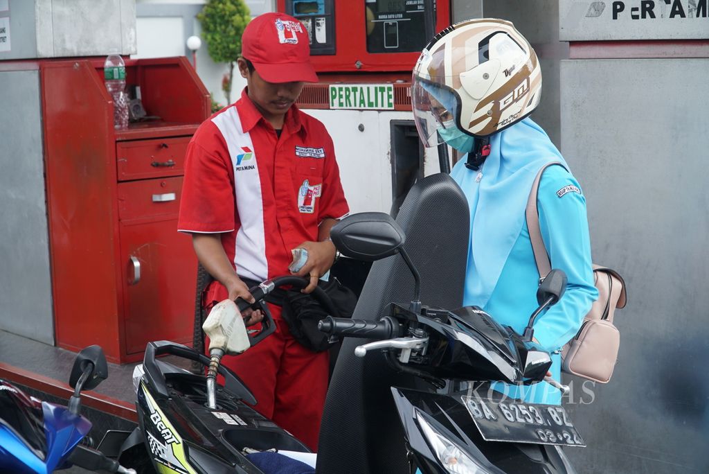 Officers fill out Pertalite for motorcycle riders at the Jati gas station, East Padang District, Padang City, West Sumatra, on Tuesday (23/8/2022).