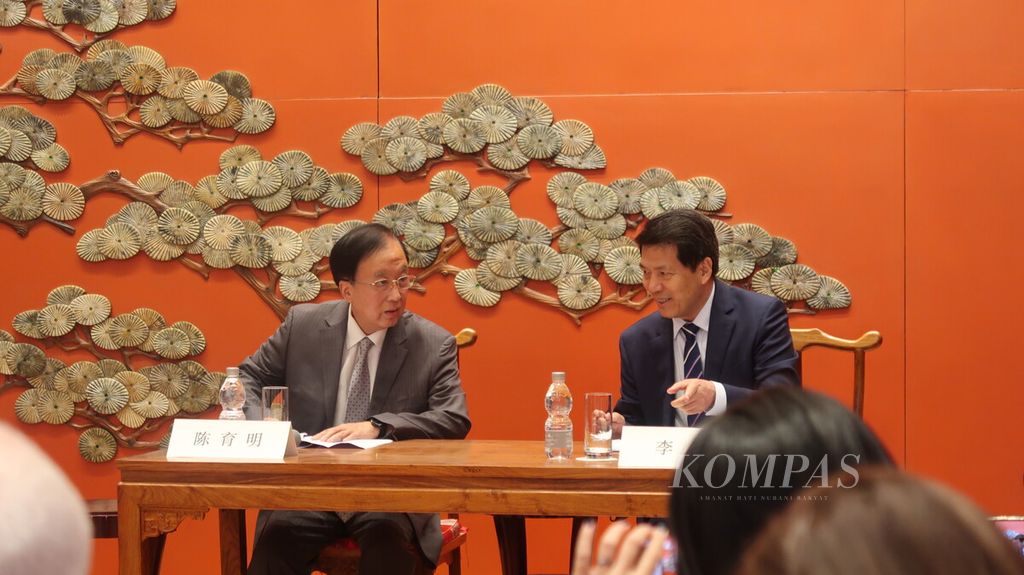 Suasana konferensi pers Perwakilan Khusus China untuk Urusan Eurasia, Li Hu (kanan), di Beijing, China, Jumat (2/6/2023). Pada bulan Mei 2023, Li berkunjung ke Ukraina, Polandia, Perancis, Jerman, markas Uni Eropa, dan Rusia guna bertukar pandangan dengan semua pihak untuk penyelesaian konflik konflik Perang Rusia-Ukraina.
