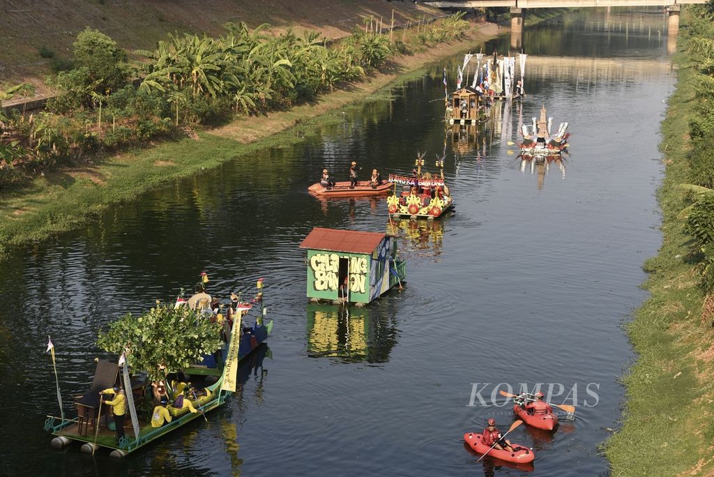 Rakit hias para peserta Pawai Lumbung Sungai dalam rangkaian Pekan Kebudayaan Nasional (PKN) 2023 melintas di Kanal Banjir Timur, Duren Sawit, Jakarta Timur, Minggu (29/10/2023). Pawai Lumbung Sungai yang diikuti 18 peserta rakit hias dari perwakilan 7 provinsi dan komunitas tersebut menutup rangkaian ajang dua tahunan PKN 2023. 