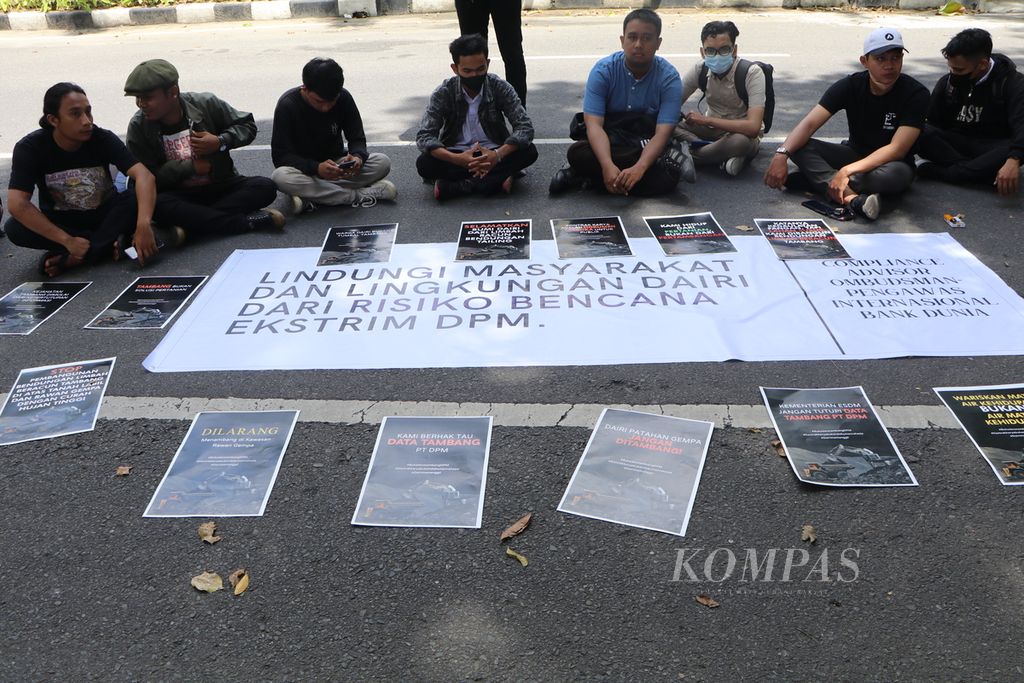 Warga Kabupaten Dairi, Sumatera Utara, berunjuk rasa di depan kantor Konsulat Jenderal Republik Rakyat China di Medan, Rabu (24/8/2022). 