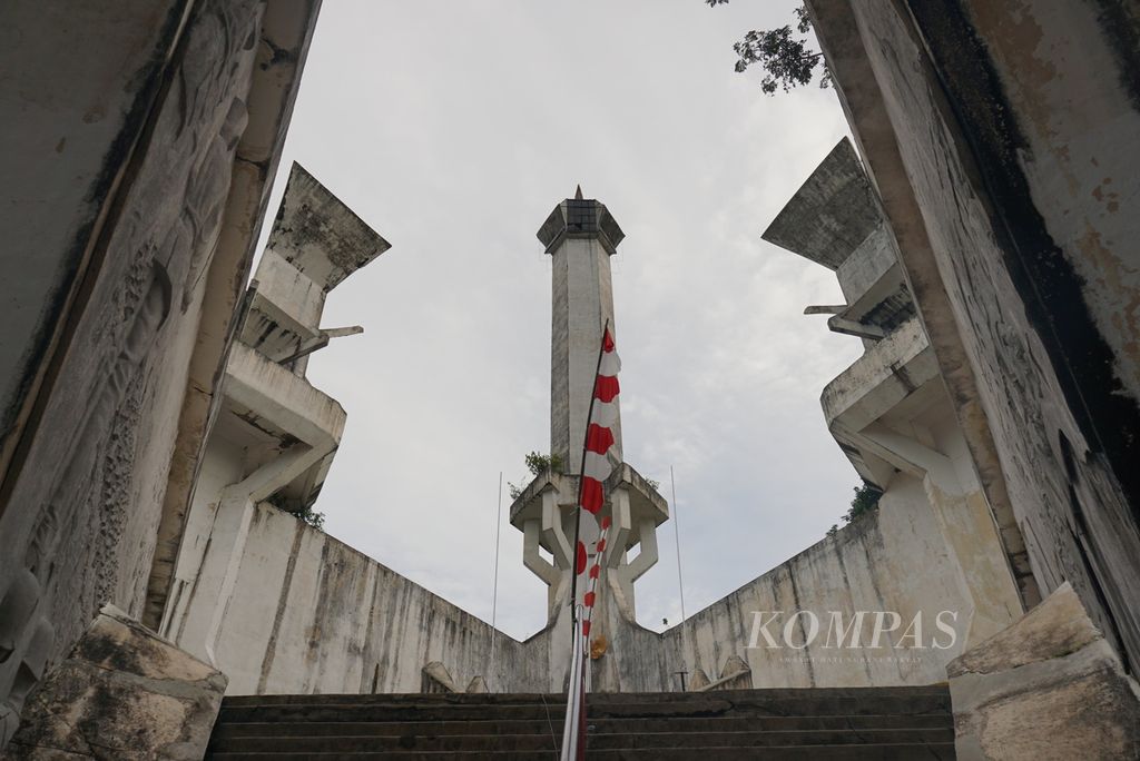 Monumen Trikora di Pulau Lembeh, Kota Bitung, Sulawesi Utara, pada Rabu (9/2/2022). Monumen itu dibangun pada 1992 untuk mengenang Operasi Tri Komando Rakyat yang dilangsungkan pada 1961-1962 untuk merebut Papua Barat dari tangan Belanda.