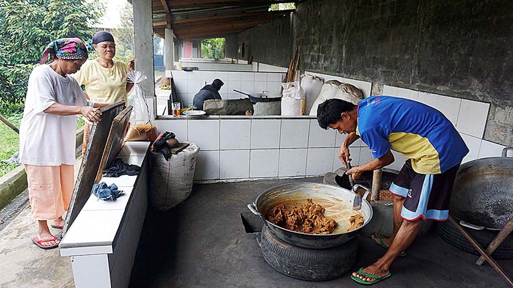 Warga membuat gula kelapa di Agrowisata Bulak Barokah, Desa Langgongsari.