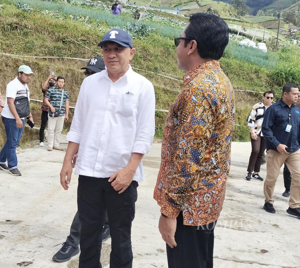 Menteri Koperasi dan UKM Teten Masduki saat datang ke Desa Sukomakmur, Kecamatan Kajoran, Kabupaten Magelang, Jawa Tengah, Kamis (16/2/2023).