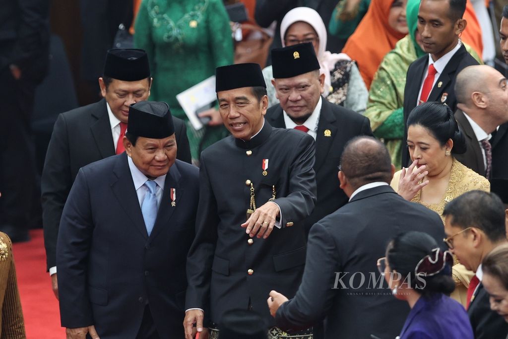 Presiden Joko Widodo berbincang dengan presiden terpilih Prabowo Subianto saat Sidang Tahunan MPR, Sidang Bersama DPR dan DPD di Gedung Parlemen, Jakarta, Jumat (16/8/2024).