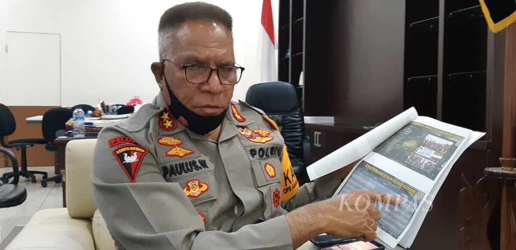 Kepala Kepolisian Daerah Papua Inspektur Jenderal Paulus Waterpauw menunjukkan data penyelidikan kasus penembakan yang dilakukan kelompok kriminal bersenjata di Kabupaten Intan Jaya.