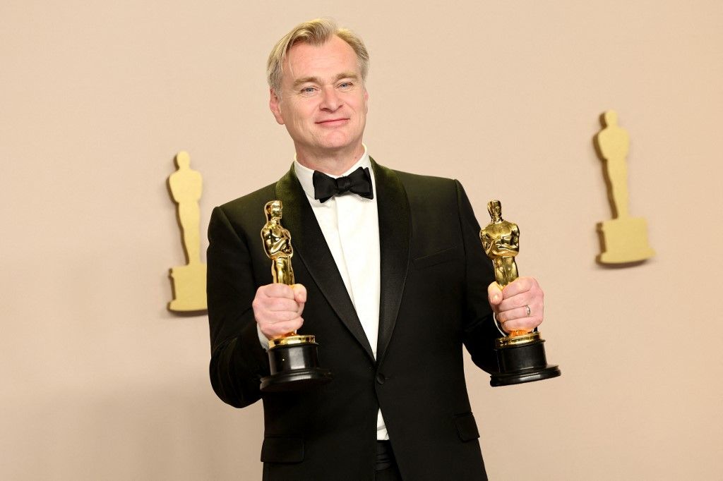 Sutradara Christopher Nolan memamerkan dua piala Oscar untuk kategori Sutradara Terbaik dan Film Terbaik atas karyanya, <i>Oppenheimer</i>, dalam ajang 96th Annual Academy Awards di Hollywood, California, Amerika Serikat, Minggu (10/3/2024) malam waktu setempat. 