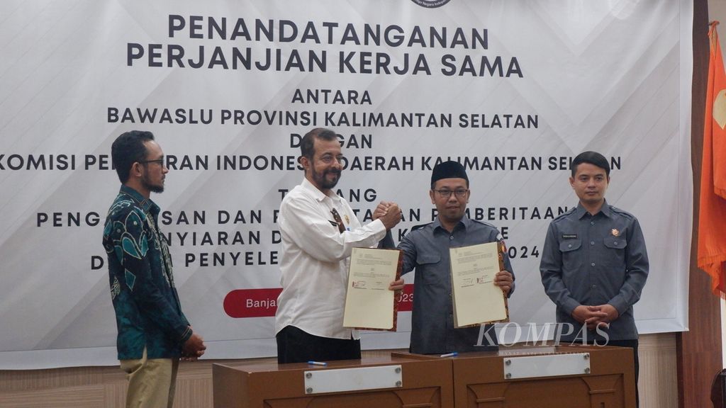Acara penandatanganan perjanjian kerja sama antara Bawaslu Kalimantan Selatan dan Komisi Penyiaran Indonesia Daerah (KPID) Kalsel tentang pengawasan dan pemantauan pemberitaan, penyiaran, dan iklan kampanye dalam penyelenggaraan Pemilu 2024 di Banjarmasin, Kalsel, Senin (13/11/2023).