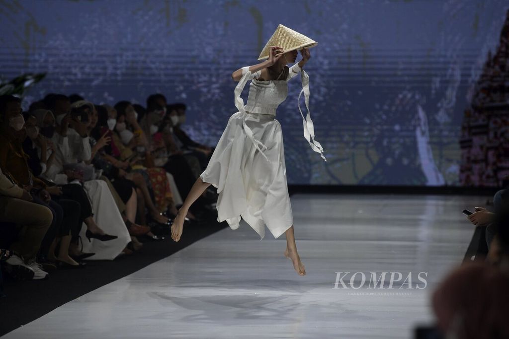 Model membawakan busana koleksi jenama Oemah Etnik persembahan Pintu Incubator dalam Jakarta Fashion and Food Festival 2022 di Summarecon Kelapa Gading, Jakarta, Sabtu (3/9/2022). 