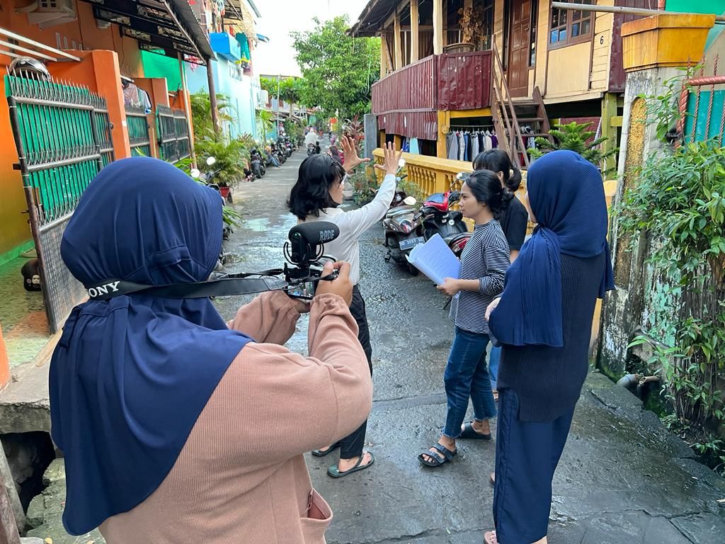 Komunitas To Baine Project melakukan pengambilan gambar film di salah satu lokasi di Makassar, Rabu (15/6/2022).