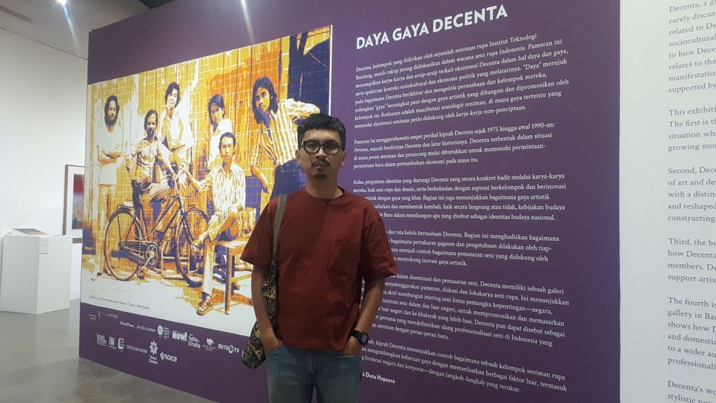 Chabib Duta Hapsoro, kurator pameran "Daya Gaya Decentia" di galeri Salihara, Jakarta Selatan, Minggu (15/5/2023).