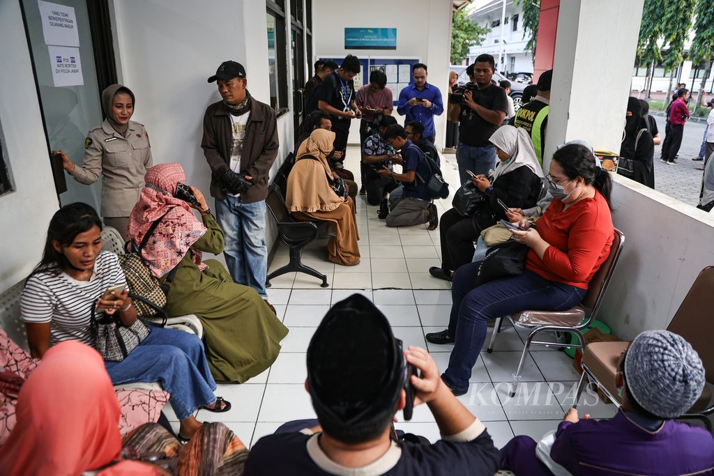 Keluarga korban kecelakaan di Kilometer 58 Tol Jakarta-Cikampek mendatangi pos antemortem untuk pencocokan data di RSUD Karawang, Jawa Barat, Senin (8/4/2024).