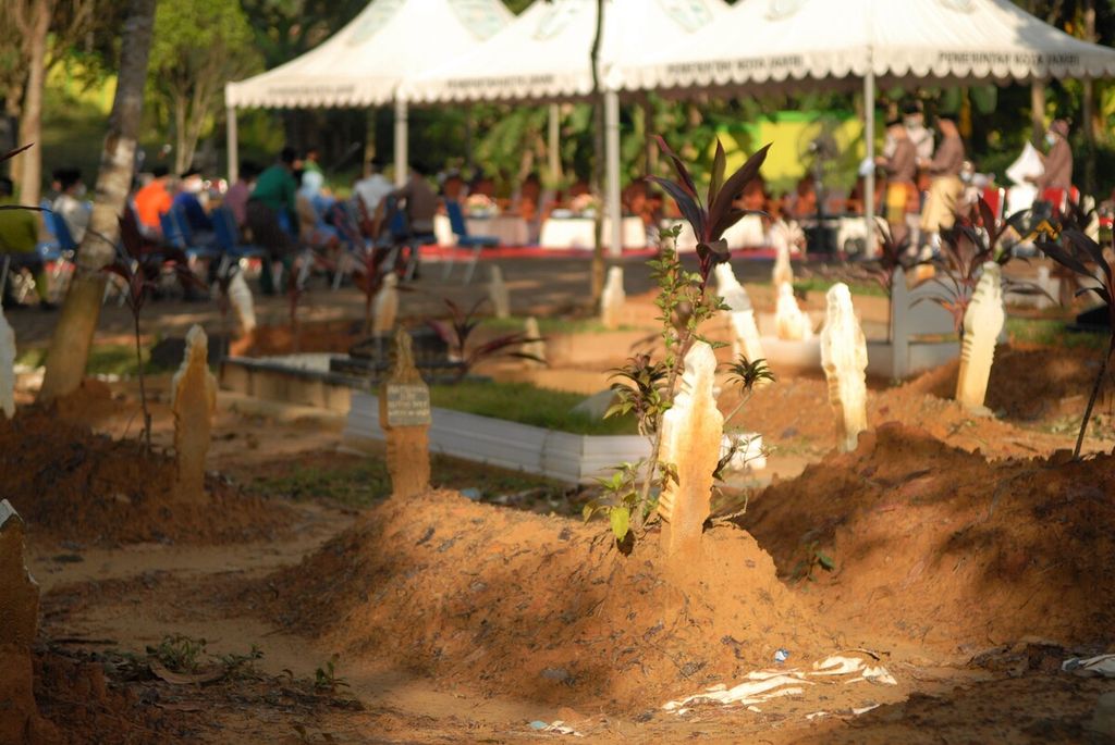 Makam pasien Covid-19 di Tempat Pemakaman Umum Pusara Agung Kota Jambi, Rabu (19/5/2021).