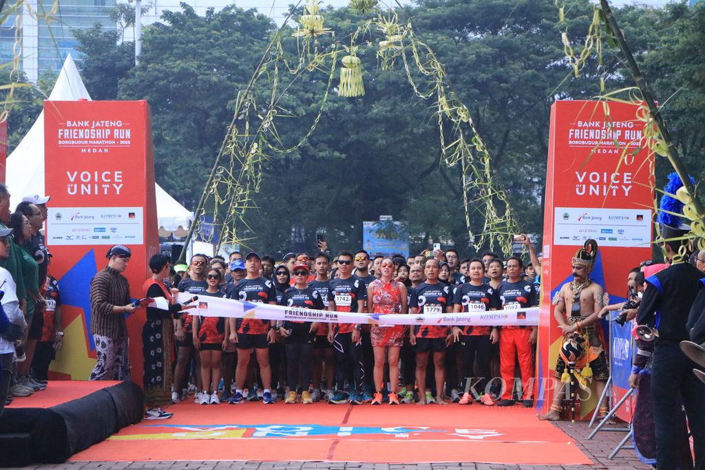 Para pelari Bank Jateng Friendship Run Medan bersiap berlari sejauh 5 kilometer dari titik start di Lapangan Benteng, Kota Medan, Sumatera Utara, Minggu (17/9/2023). Acara itu merupakan rangkaian lomba lari Borobudur Marathon 2023 Powered by Bank Jateng.