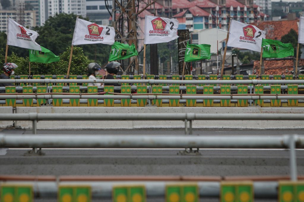 Bendera dua partai politik beserta nomor urutnya dalam Pemilu 2024 terpasang pada pagar jalan layang di kawasan Slipi, Jakarta, Selasa (17/1/2023). 