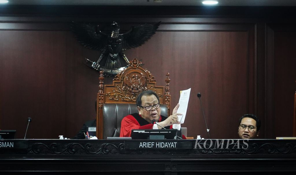 Hakim konstitusi Arief Hidayat mempertanyakan salah satu lampiran salah satu pihak pemohon yang dinilai janggal saat digelar sidang perselisihan hasil pemilihan umum (PHPU) pemilihan legislatif panel 3 di Mahkamah Konstitusi, Jakarta, Kamis (2/5/2024). 