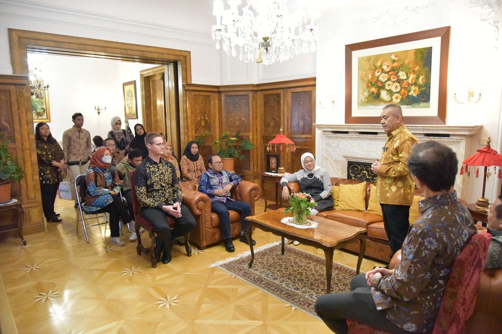 Duta Besar RI di Vienna Damos Agusman menyambut kunjungan Menteri Ketenagakerjaan Ida Fauziyah di Kedutaan Besar RI di Vienna, Australia, Juni 2022.