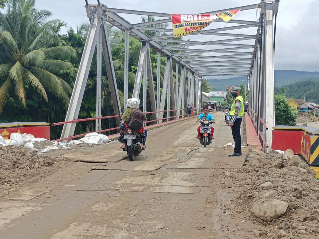 Jembatan Laay yang ambles akibat banjir sudah bisa dilalui kendaraan, Senin (14/11/2022). Jembatan itu menjadi akses transportasi utama dari Lampung menuju Bengkulu atau sebaliknya di Kabupaten Pesisir Barat. 