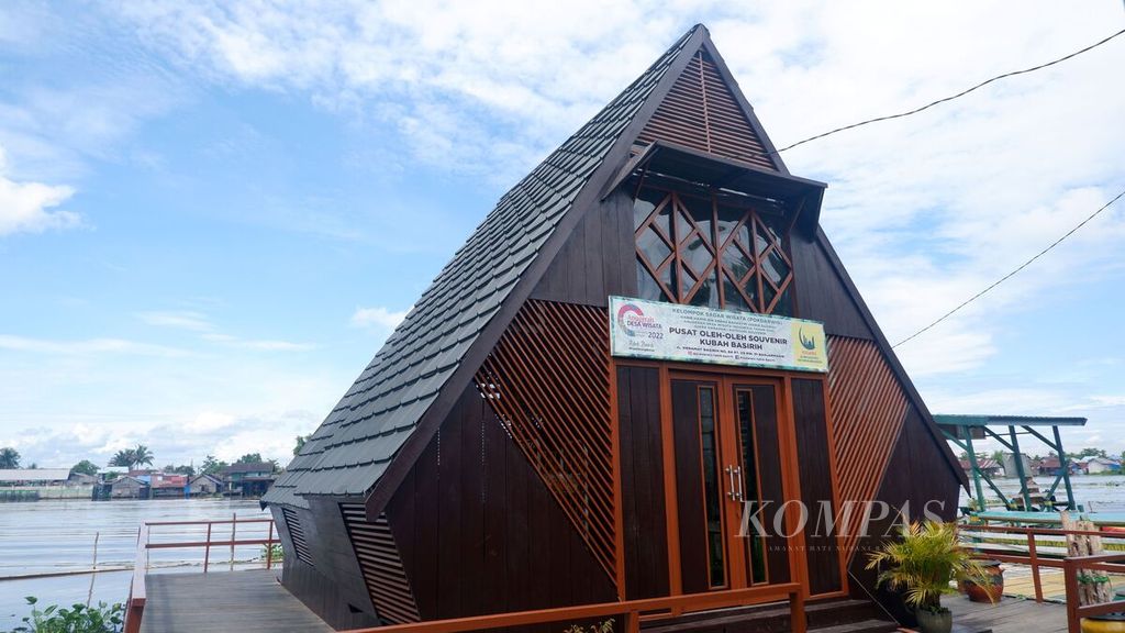 The Lanting Pusat souvenir home in the religious tourism site of Kubah Basirih, in the Basirih Village, West Banjarmasin, Banjarmasin City, South Kalimantan, was established on Tuesday (9/5/2023). The Banjarmasin City government has implemented the Yan Dewita program, which is a free Long-Acting Contraceptive Method Family Planning service in tourism destination areas to increase the number of acceptors.