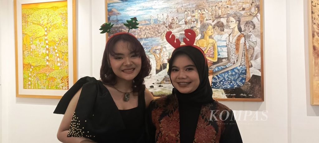 Shelomita Amory, soprano berusia 14 tahun asal Salatiga, Jawa Tengah (kiri), dan pemain biola Aghisna Indah Mawarni (22) asal Jombang. Keduanya adalah pemenang Ananda Sukarlan Award 2023. 